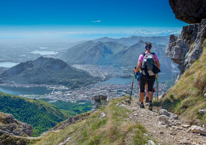 Choosing the Right Trek: Tea House or Camping?